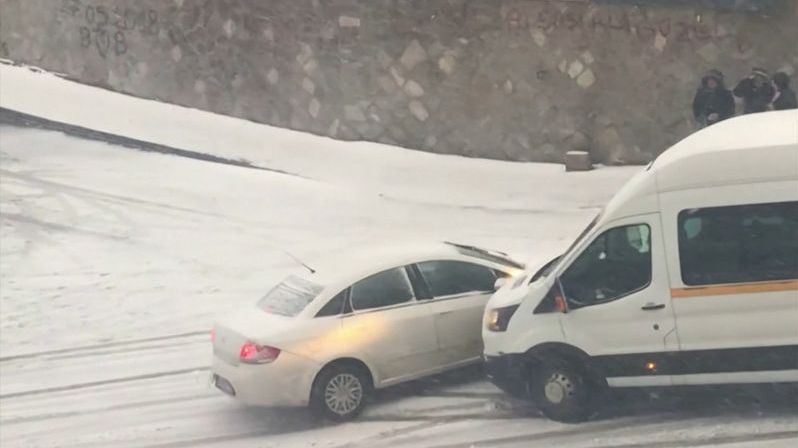 Zledovatělý kopec potrápil řidiče v Turecku, auta klouzala jako namydlená